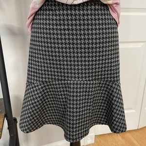Banana Republic Skirt - Grey / Black Houndstooth. Size 10